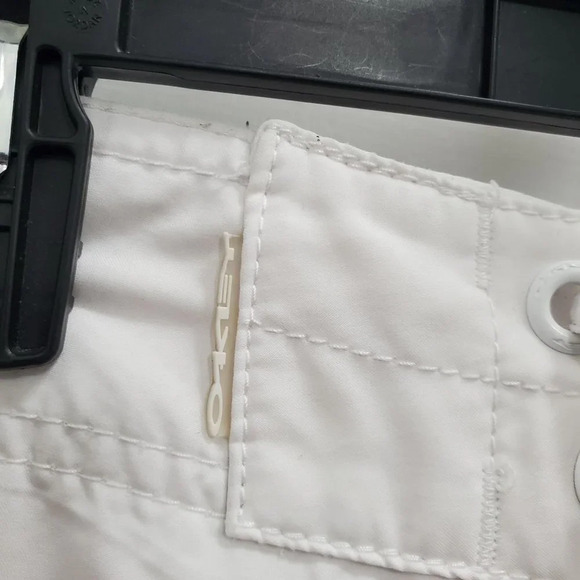 Oakley Men's White Recycled Polyester Flat Front Hybrid Amphibian Shorts Size 32 - Picture 3 of 8